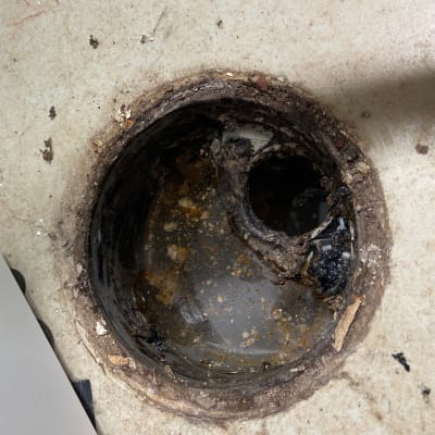 פתח ניקוז עם לכלוך ומים עומדים