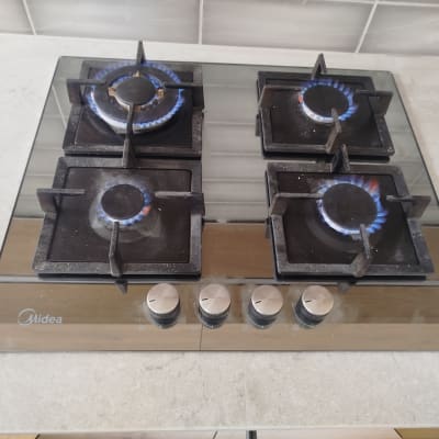 כיריים גז עם ארבעה מבערים דולקים