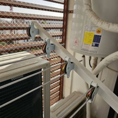 מתקן כביסה עם גלגלות על מרפסת