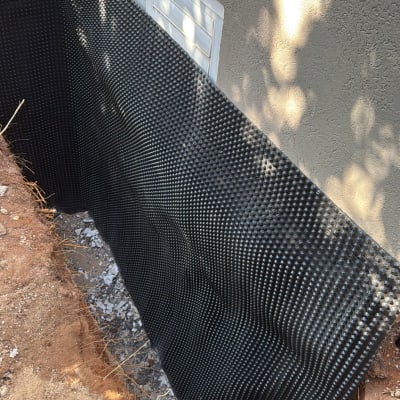 חומר איטום מותקן על קיר חיצוני ליד חלון