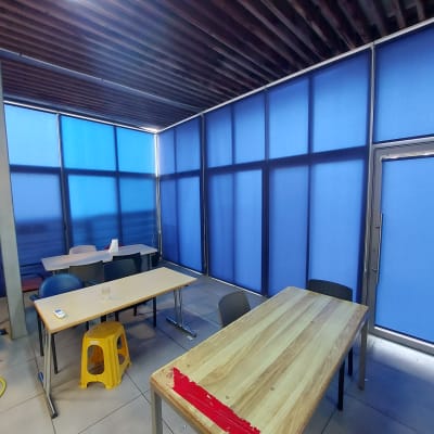 וילונות כחולים מכסים חלונות בחדר ישיבות