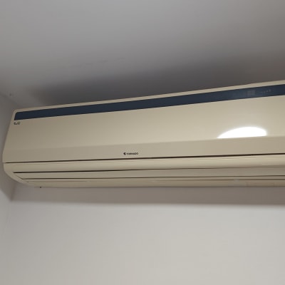 מזגן מותקן על קיר בחדר