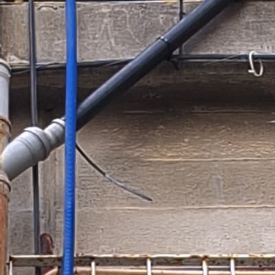 צינורות מים צבעוניים מותקנים על קיר חיצוני