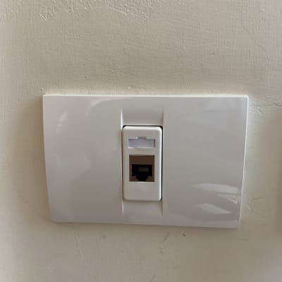 שקע רשת על קיר לבן