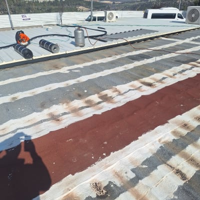 גג עם יריעות איטום, בלון גז ומבער