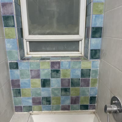 אריחים צבעוניים בחדר אמבטיה עם חלון