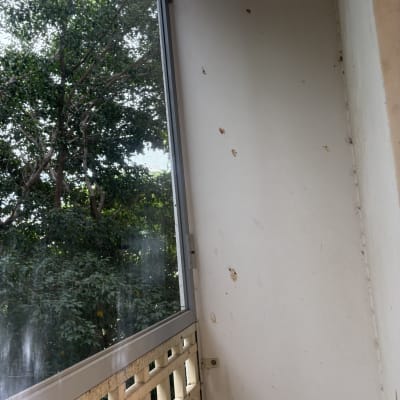 קיר מלוכלך ליד חלון עם סימני לכלוך