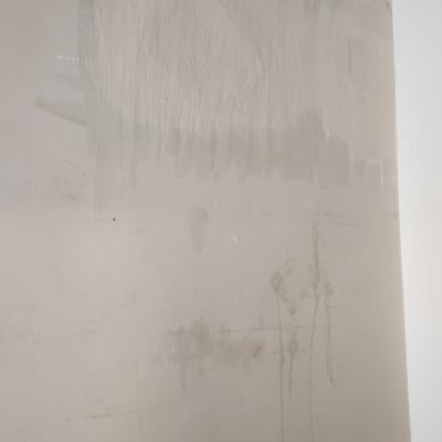 קיר עם תיקוני טיח וצביעה חלקית