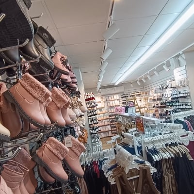 חנות בגדים ונעליים עם תאורה עליונה