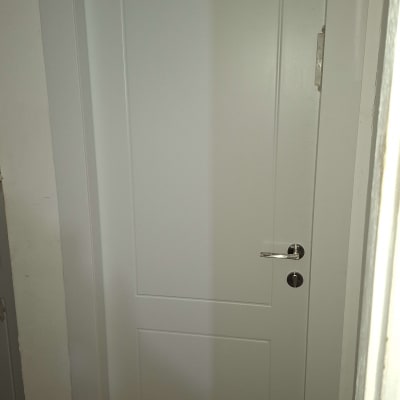 דלת לבנה עם ידית כסופה