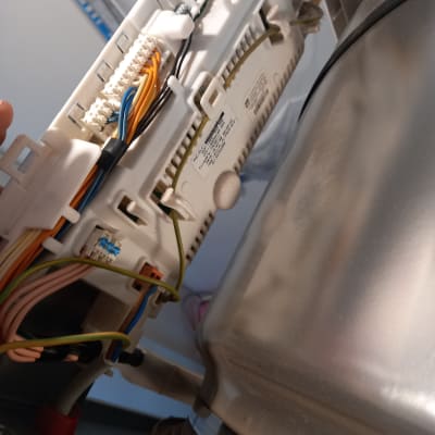 חוטי חשמל צבעוניים מחוברים ללוח בקרה אלקטרוני