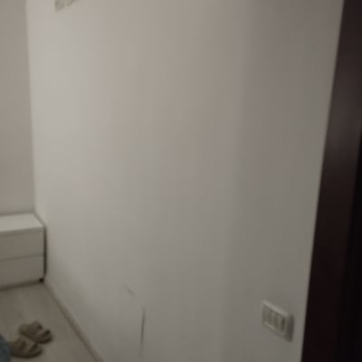 קיר לבן עם סימני שפשוף קלים