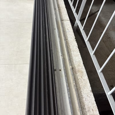 מסילה נקייה ליד מעקה מתכת