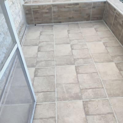 ריצוף מרפסת עם אריחים אטומים