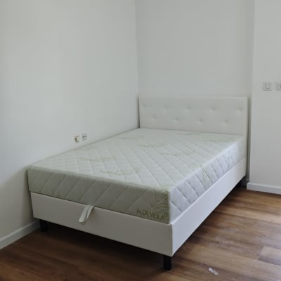 רצפת פרקט עץ חום בחדר שינה