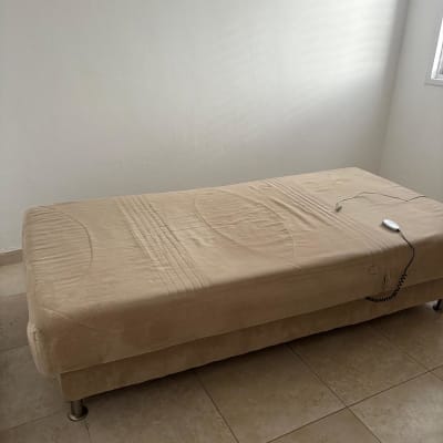 מיטה בחדר ריק עם שלט על המזרן