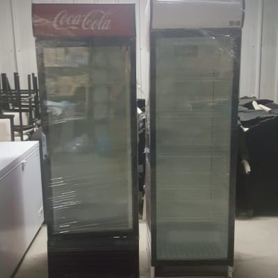 שני מקררים מסחריים עטופים בניילון