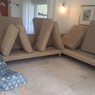 ספות עם כריות מורמות לניקוי בסלון ביתי