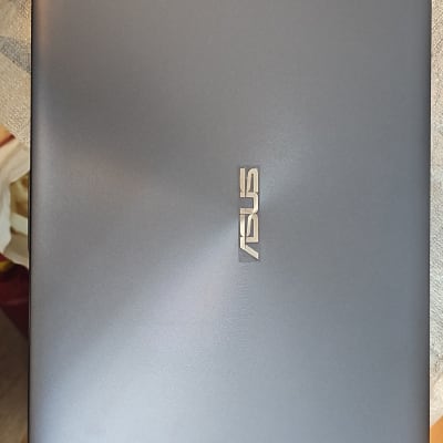 מחשב נייד אסוס בצבע אפור כהה על שולחן