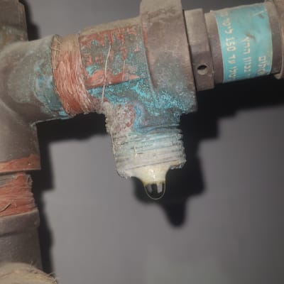 דליפת מים מצינור דוד שמש עם חלודה