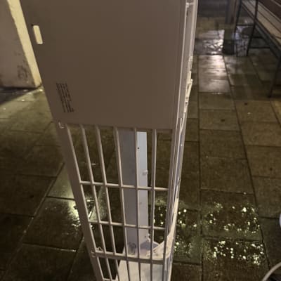 יחידת מזגן חיצונית על רצפה רטובה