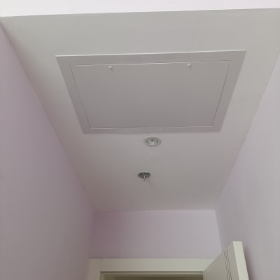 יחידת מיזוג אוויר מותקנת בתקרה לבנה