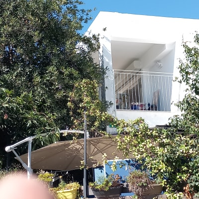 מעקה מתכת לבן במרפסת בקומה שנייה