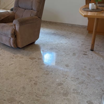 רצפה נקייה ומבריקה ליד כורסה ושולחן