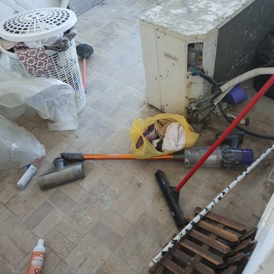 שואב אבק, מטאטא ומוצרי ניקוי על הרצפה