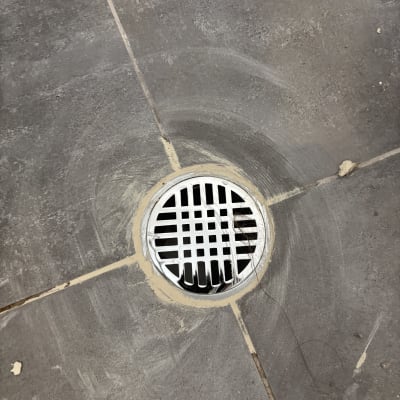 ניקוז מים ברצפת חדר אמבטיה