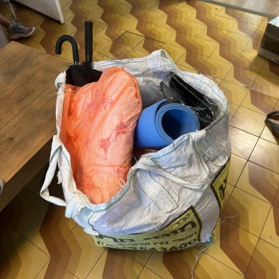 שקית עם חפצים על רצפה צבעונית