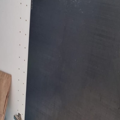 ארון מטבח פתוח עם צירים מתכתיים וחור עגול