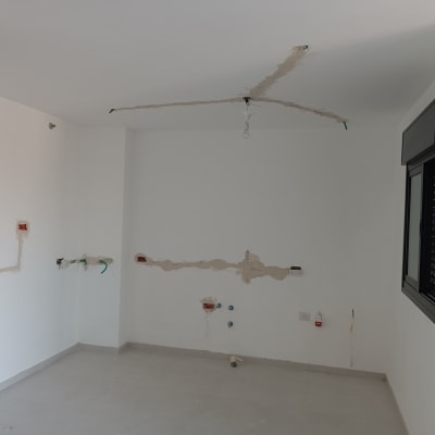 חדר ריק עם הכנות לחשמל על הקירות