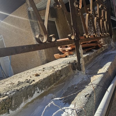 עבודת איטום על מעקה עם חומרי איטום