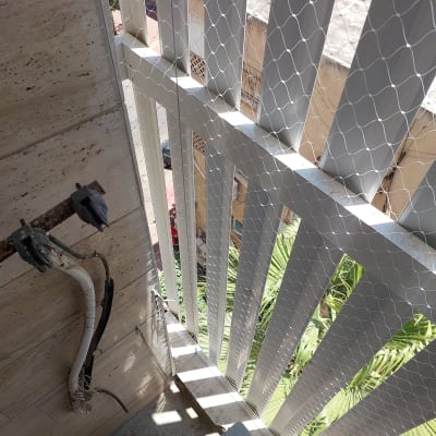 רשת מתכת מותקנת למניעת כניסת יונים