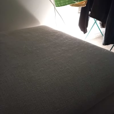 ספה עם כיסוי בד בתהליך ניקוי