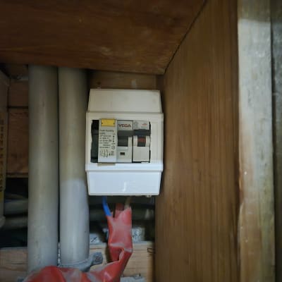 מפסק חשמלי מותקן בארון עץ עם חוטים חשופים