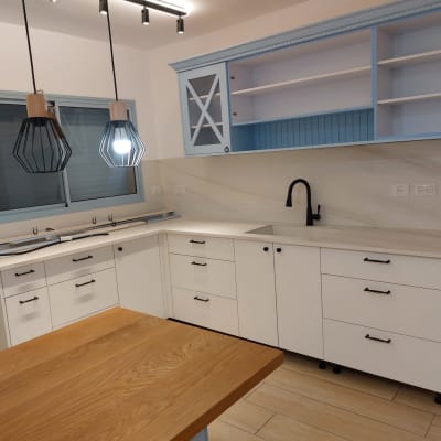 מטבח נקי עם כיור וברז שחור