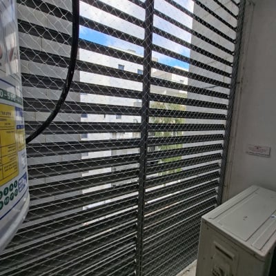 רשת יונים מותקנת על חלון למניעת כניסת יונים