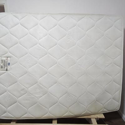 מזרן לבן על מסגרת עץ בחדר