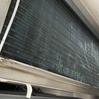 יחידת מיזוג אוויר עם סוללה חשופה