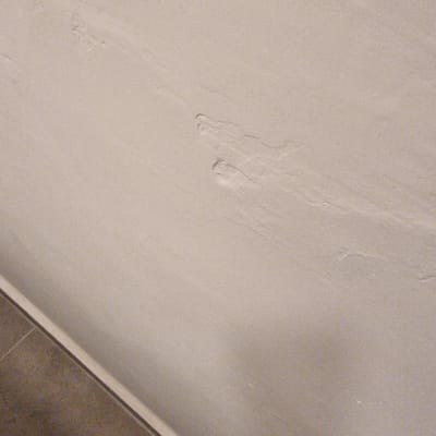 קיר עם סדקים קטנים ותיקונים