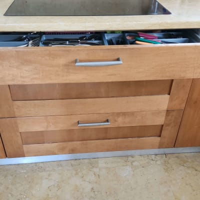 מגירת מטבח פתוחה עם סכו"ם וכלים