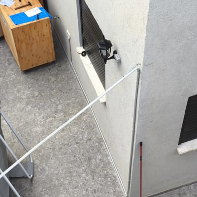 מנורה על קיר חיצוני עם צינור חשמל וכלי עבודה