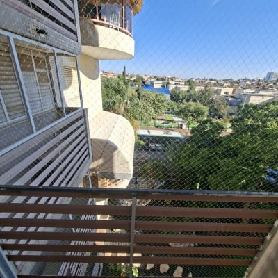רשת הגנה על מרפסת בבניין מגורים