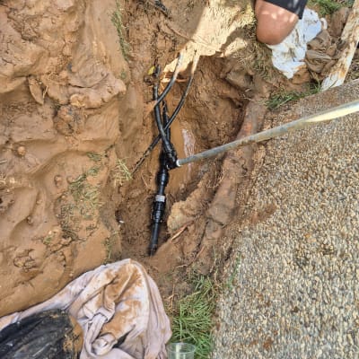 תיקון צינור מים באדמה על ידי אינסטלטור