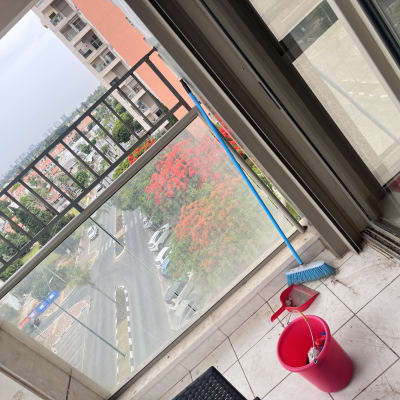 מטאטא כחול, יעה אדום ודלי ורוד על מרפסת