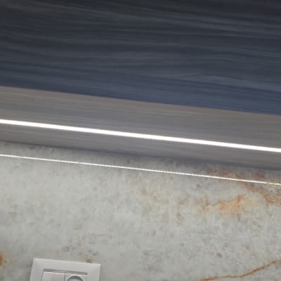 תאורת לד מתחת למדף עץ עם שקע חשמל