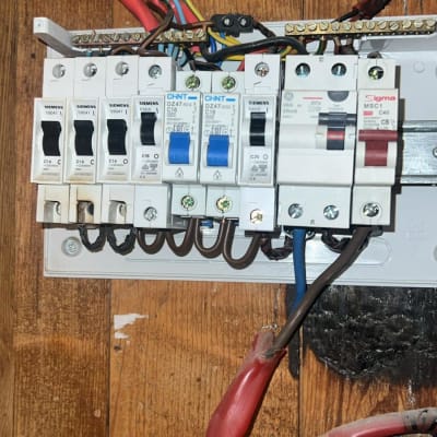 לוח חשמל עם מפסקים וחוטים צבעוניים