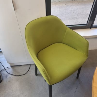 כיסא ירוק ליד חלון על רצפת בטון